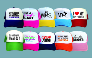 Gorra tradicional con diseños y mensajes preestablecidos
